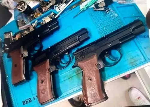 Yeşilçam filmleri gerçek oldu: İçeceklerine 'kokusuz aseton' atıp uyutarak dolandırmışlar Yeşilçam filmleri gerçek oldu: İçeceklerine 'kokusuz aseton' atıp uyutarak dolandırmışlar