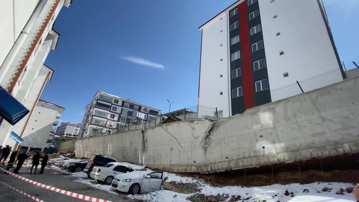 Yozgat\'ta Bir Hafta Önce Çöken İstinat Duvarı Enkazı Kaldırılmadı, 11 Araç Enkaz Altında Bırakıldı