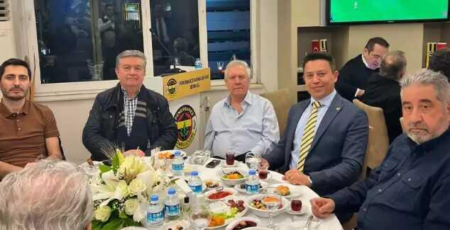 Aziz Yıldırım iftar yemeğinde ortaya çıktı! Elinin son halini görenlerin hepsi aynı dileği diledi