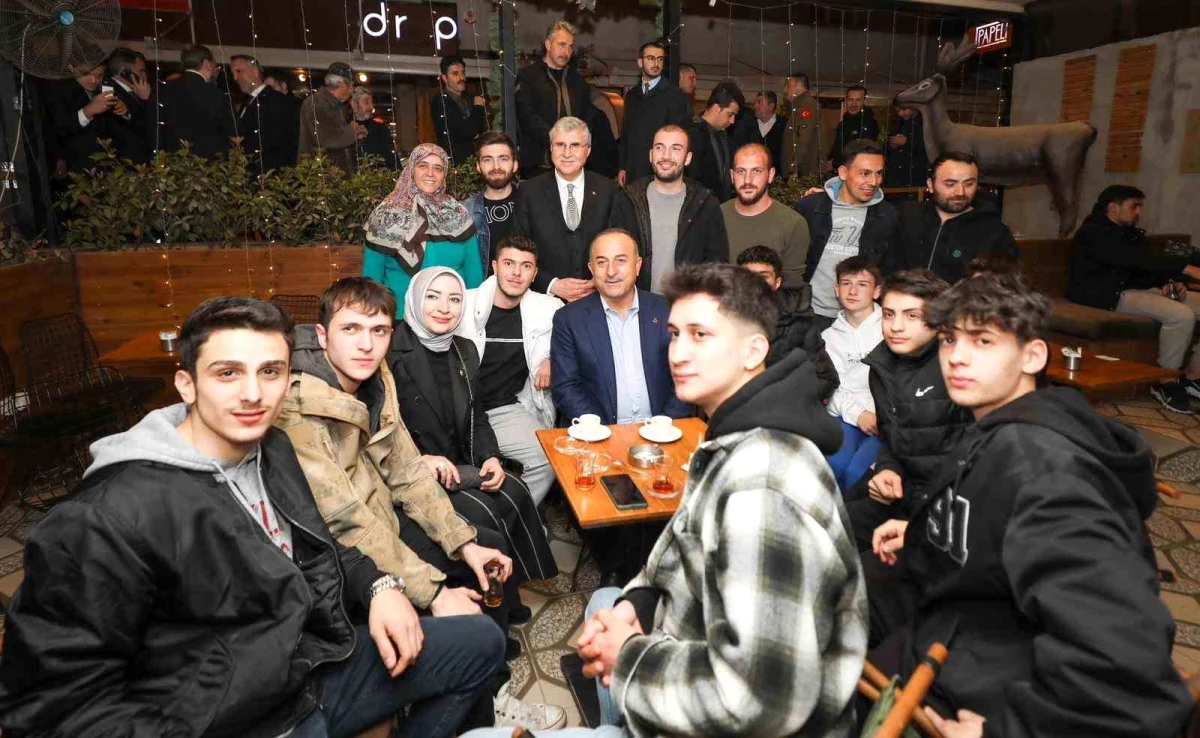 Bakan Çavuşoğlu, depremzedelerle gençlerle sahur yaptı