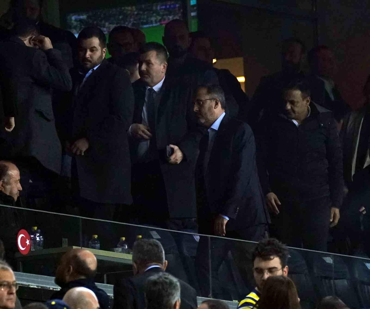 Bakan Kasapoğlu, derbiyi tribünden izledi