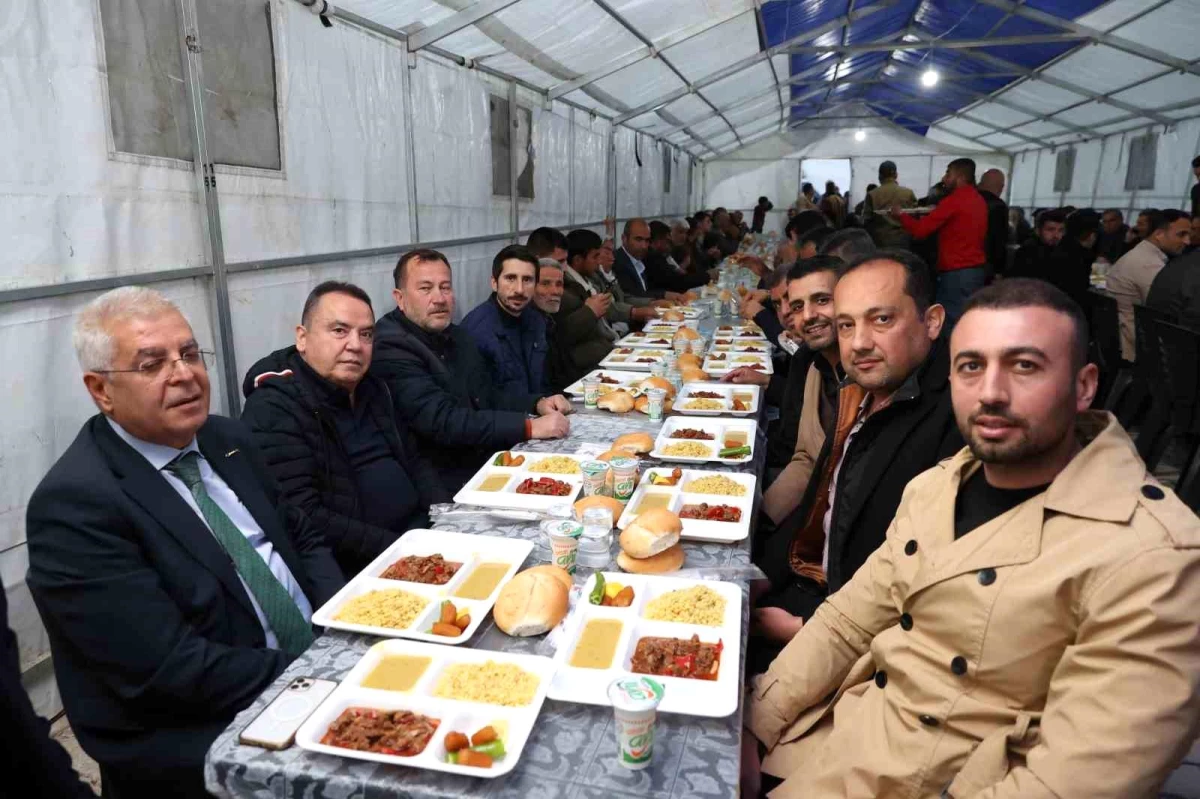Başkan Böcek, Gaziantep\'te depremzedelerle iftar yaptı
