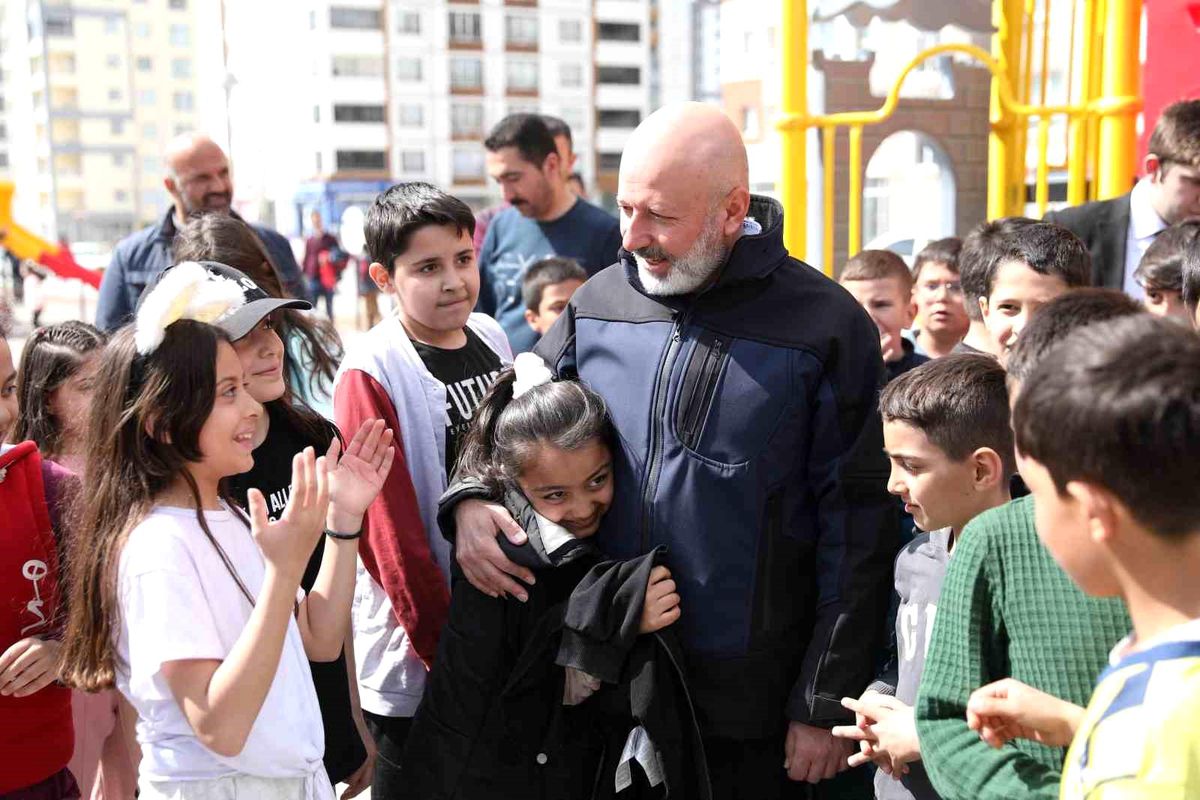 Başkan Çolakbayrakdar\'ın Çocuk Sevgisi