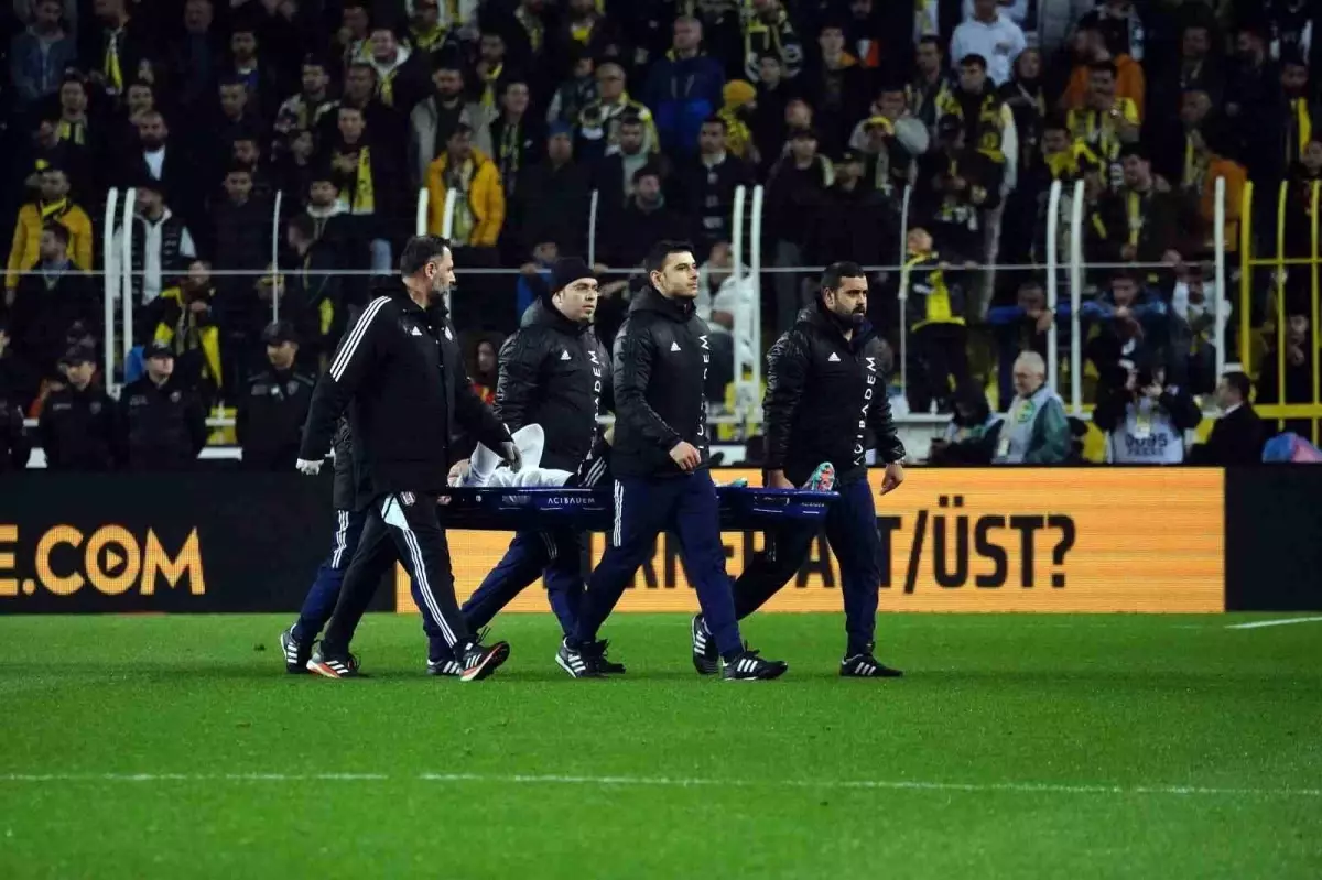 Beşiktaş\'ta Tayyip Talha derbiye devam edemedi