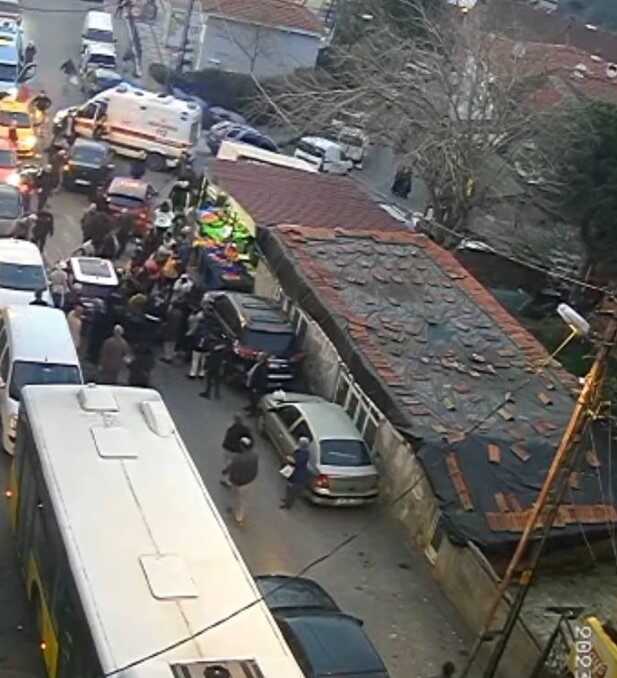 Beykoz'da vatandaşa İETT otobüsü çarptı, yakını otomobil ile kalabalığa daldı Beykoz'da vatandaşa İETT otobüsü çarptı, yakını otomobil ile kalabalığa daldı