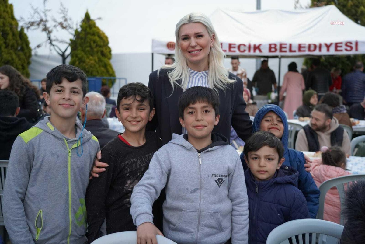 Bilecik Belediye Başkan Vekili Subaşı, Cumhuriyet Meydanı\'nda İftara Katıldı