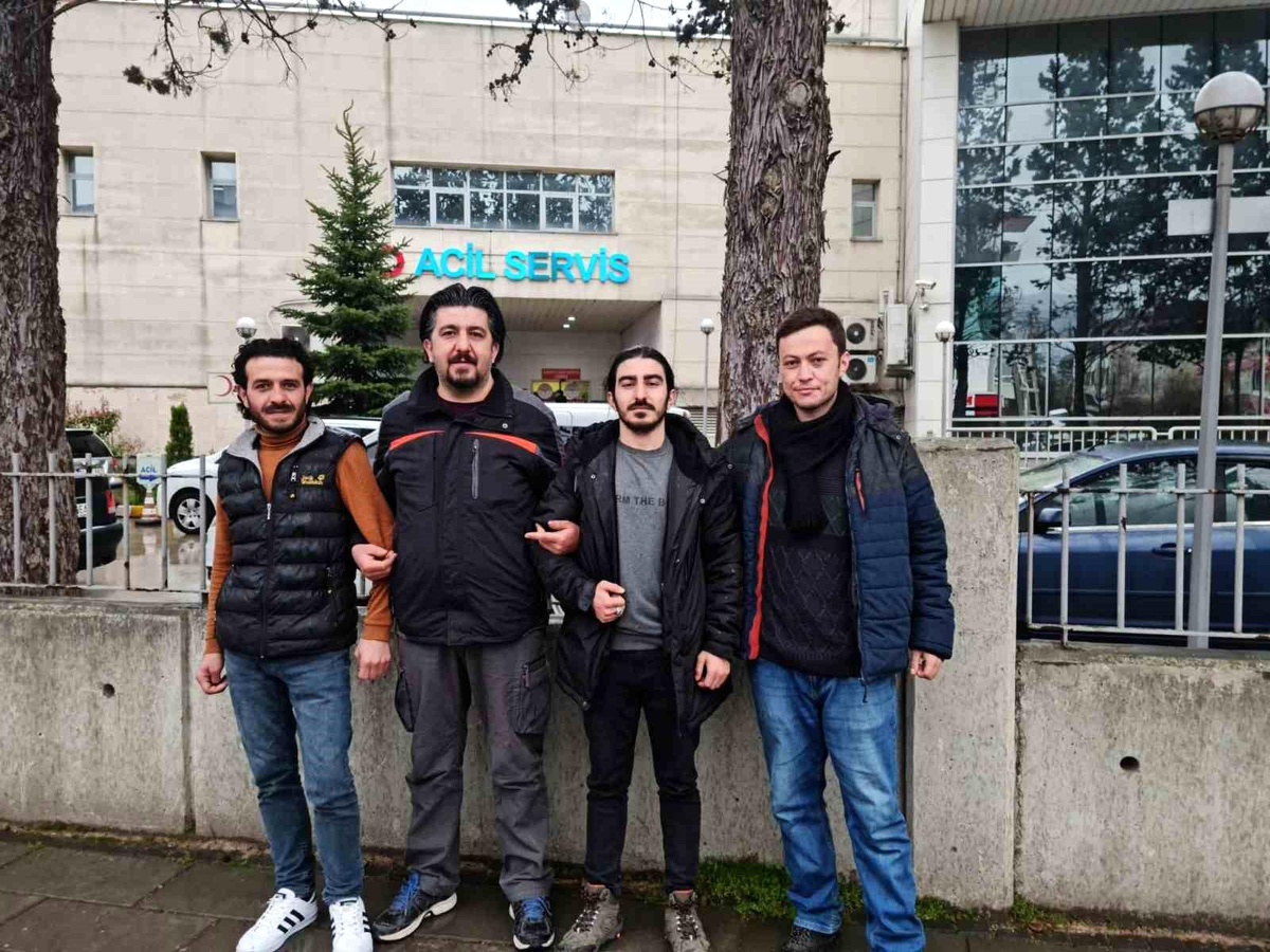 Bolu\'da \'Türkiye Cumhuriyeti Devleti\'ne Hakaret\'ten 4 Sol Parti üyesi gözaltına alındı