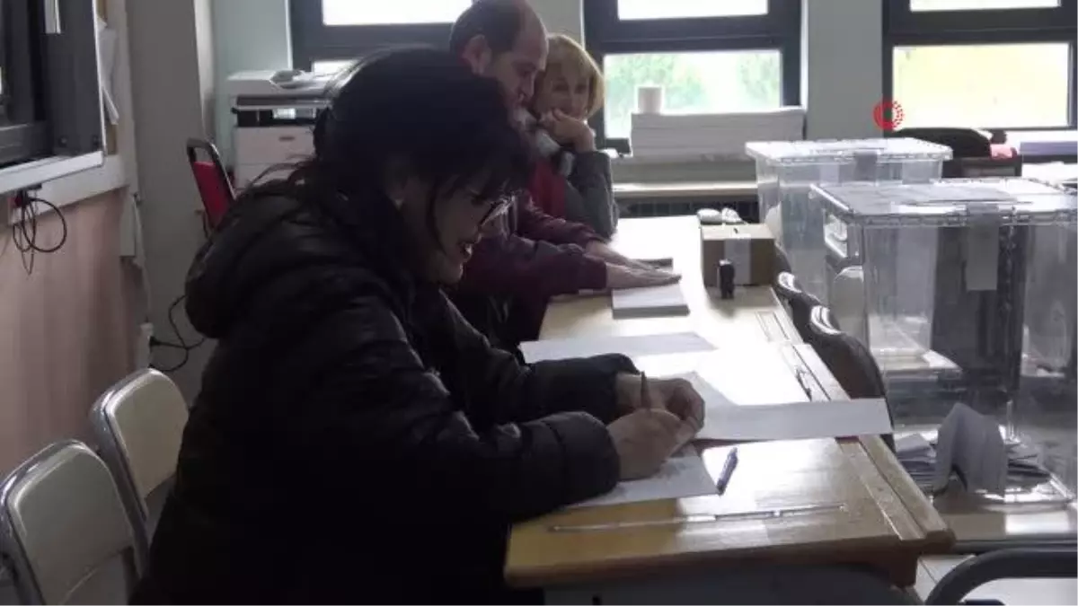 Çifte pasaportu olan vatandaşlar seçim için sandıklara gitti