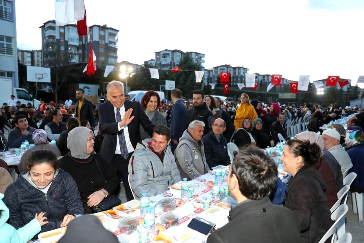 Denizlililer, Büyükşehirin mahalle iftarlarında buluşuyor