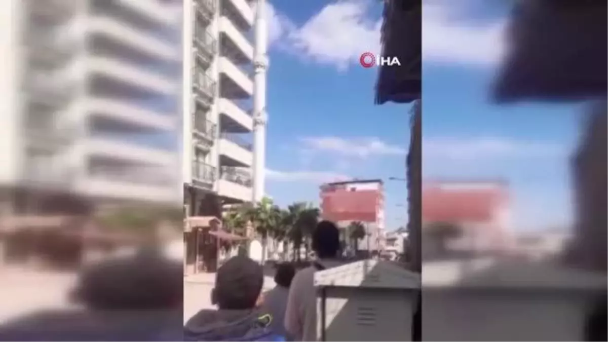 Depremde hasar alan cami minaresi böyle yıkıldı