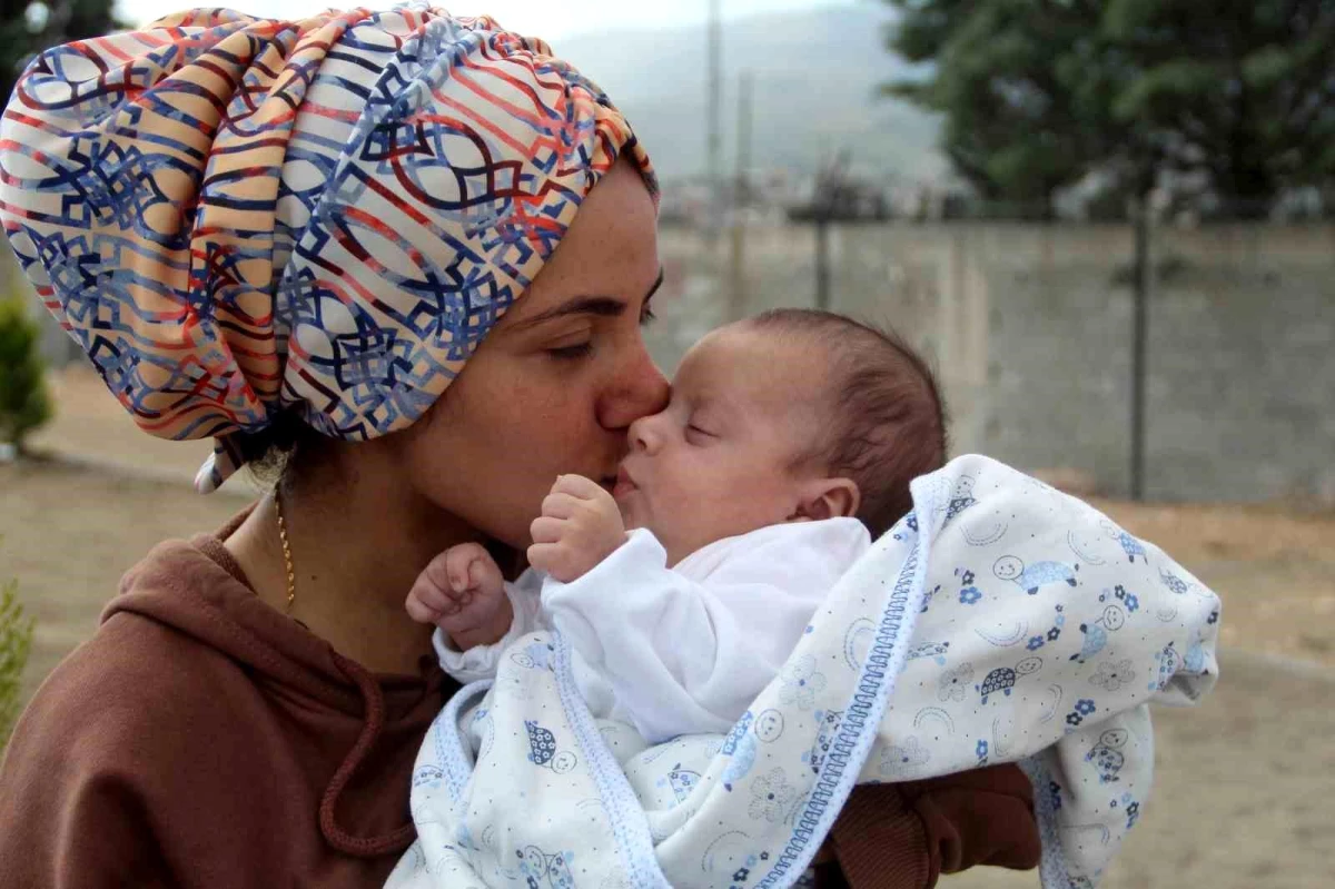 Depremden sağ çıkan 2 aylık ikiz bebek, ailesine ikinci mutluluğu yaşattı