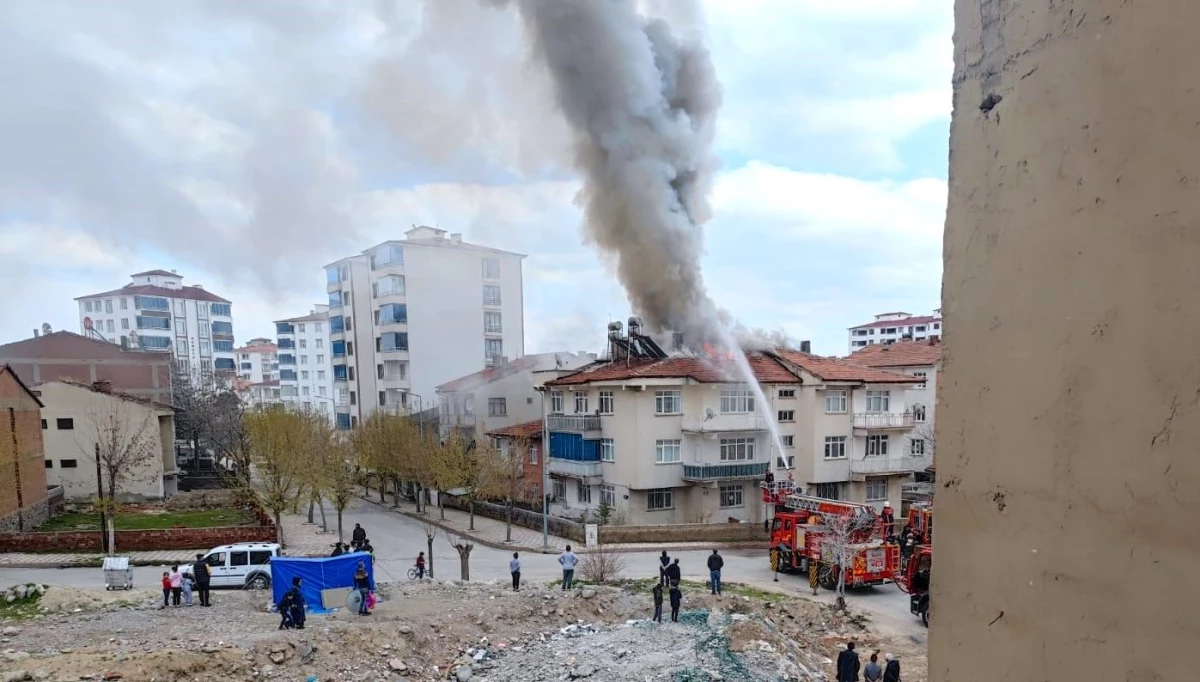 Elazığ\'da çatı yangını, büyümeden söndürüldü