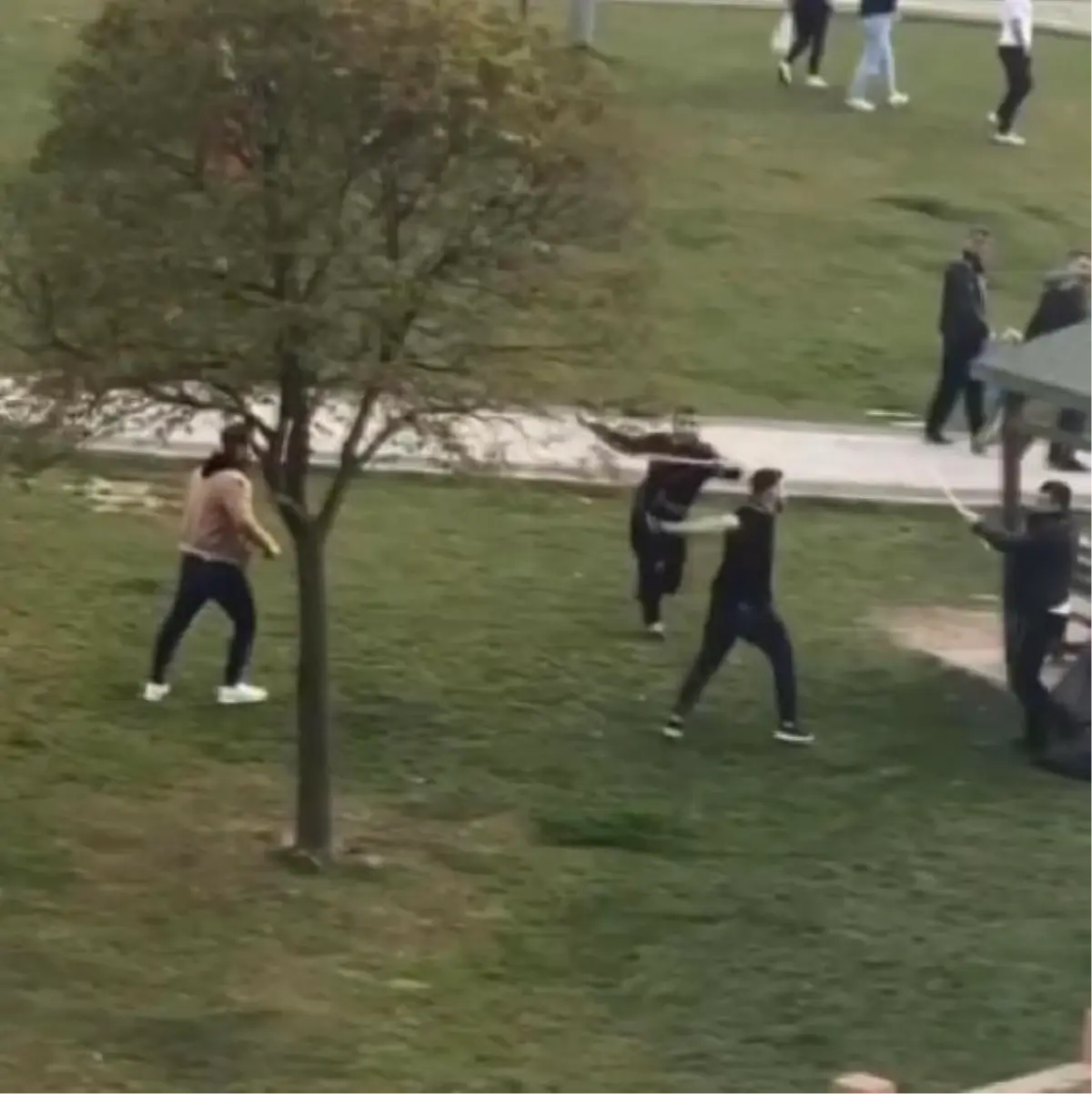 GAZİOSMANPAŞA\'DA İKİ GRUP ARASINDA SİLAHLI BIÇAKLI KAVGA