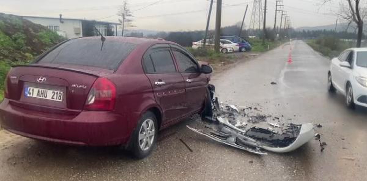 Gebze\'de iki otomobil kafa kafaya çarpıştı: 7 yaralı