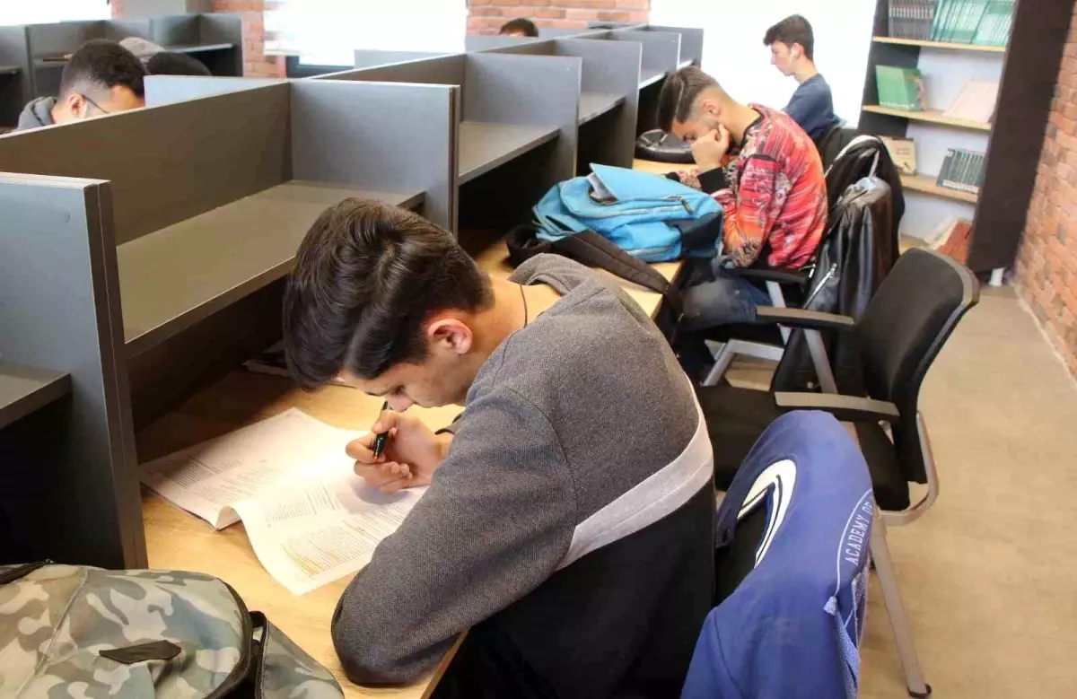 Hayallerine hazırlanan gençlerden Canpolat\'a teşekkür