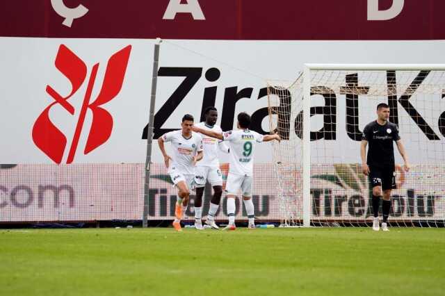 İstanbul'da son dakikalar nefes kesti! Konya, 90+7'de puanı kurtardı