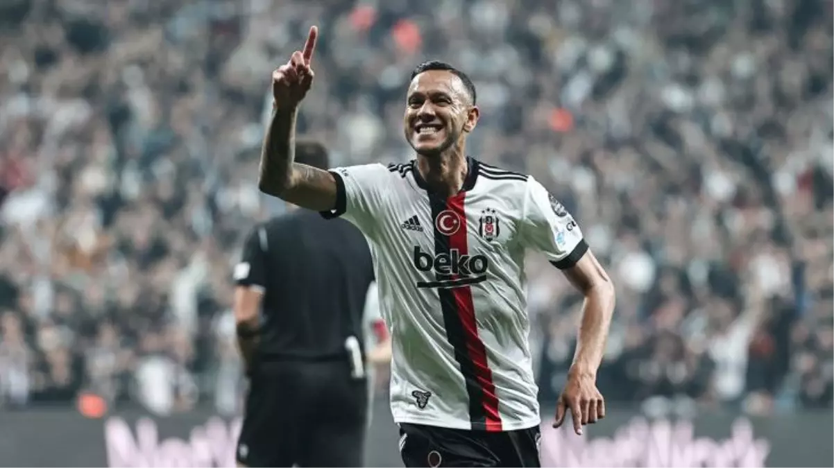 Josef de Souza, derbiye saatler kala yaptığı paylaşımla rengini belli etti: Kalbim sizinle çocuklar