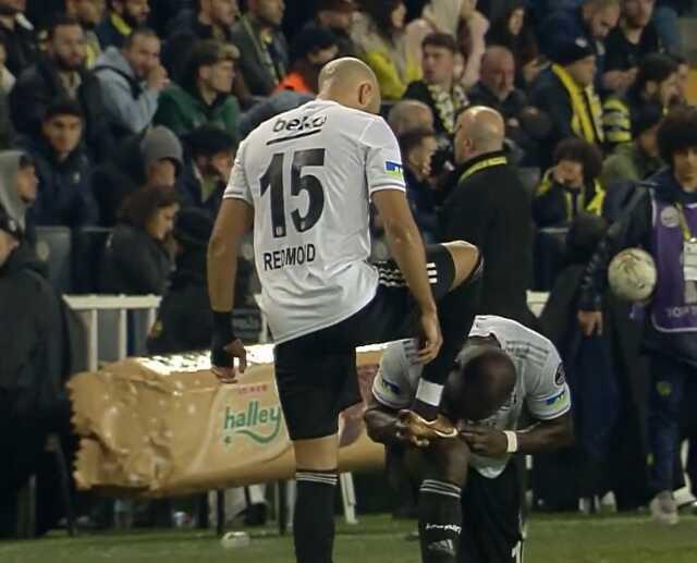 Kadıköy'de Maradona'ya döndü! Aboubakar arkadaşının önünde diz çöküp ayağını öptü