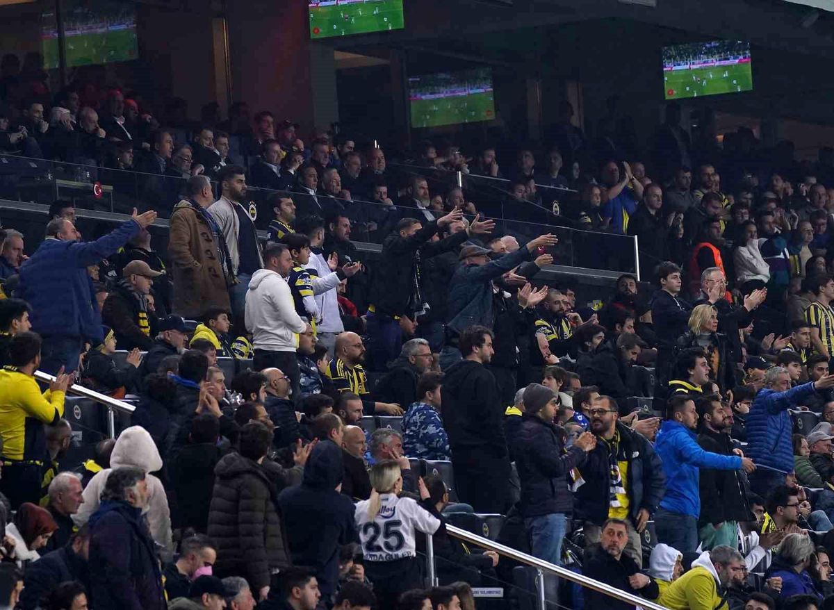 Kadıköy\'de \'yönetim istifa\' sesleri
