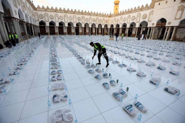 Kahire'deki El-Ezher Camisi'nde İftar Kahire'deki El-Ezher Camisi'nde İftar