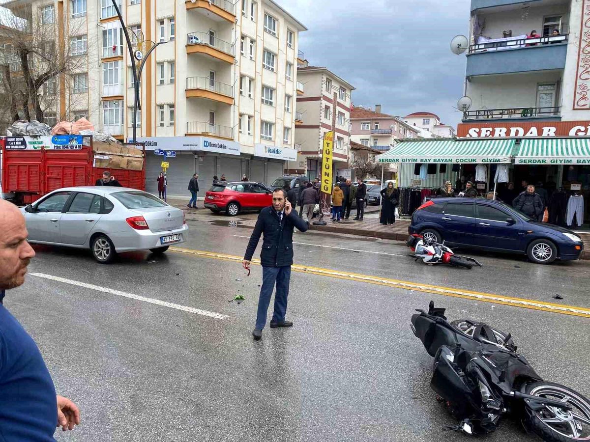 Kamyonete iki motosikletli çarptı: 1 yaralı