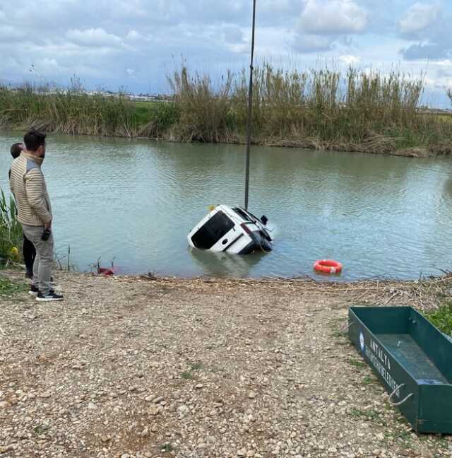 Kayıp adamın cansız bedeni otomobili ile ırmakta bulundu Kayıp adamın cansız bedeni otomobili ile ırmakta bulundu