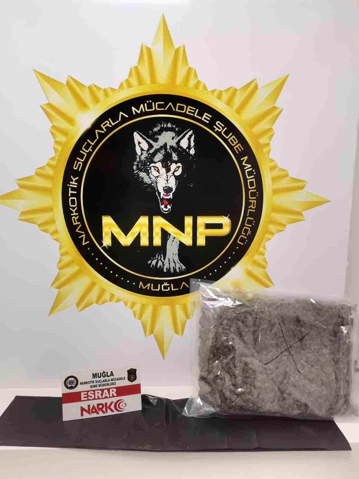 Muğla'da durdurulan takside 1 kilo skunk ele geçirildi