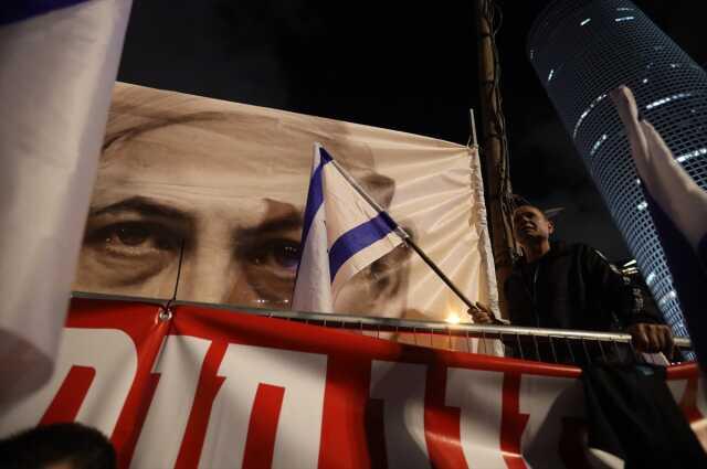 Netanyahu'nun geri adımı işe yaramadı! İsraillilerin bu haftaki protestolarına taşınan bayraklar damga vurdu