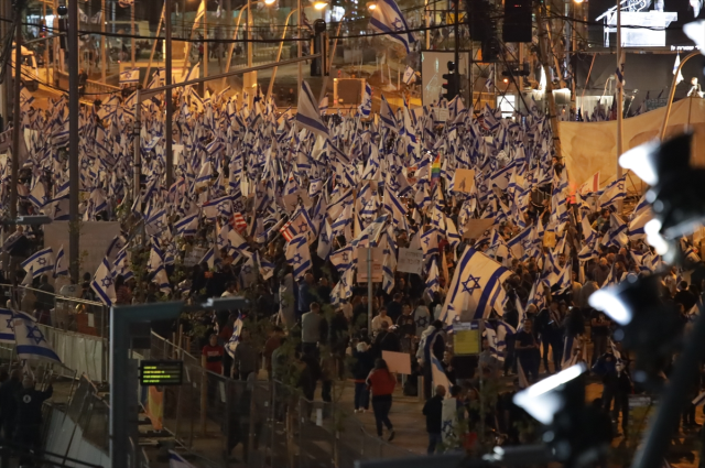 Netanyahu'nun geri adımı işe yaramadı! İsraillilerin bu haftaki protestolarına taşınan bayraklar damga vurdu