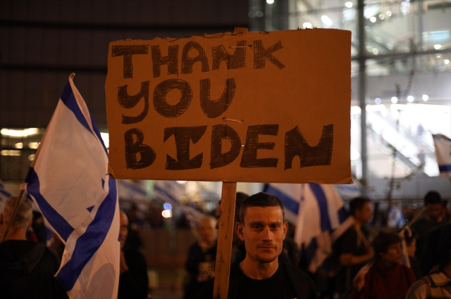 Netanyahu'nun geri adımı işe yaramadı! İsraillilerin bu haftaki protestolarına taşınan bayraklar damga vurdu