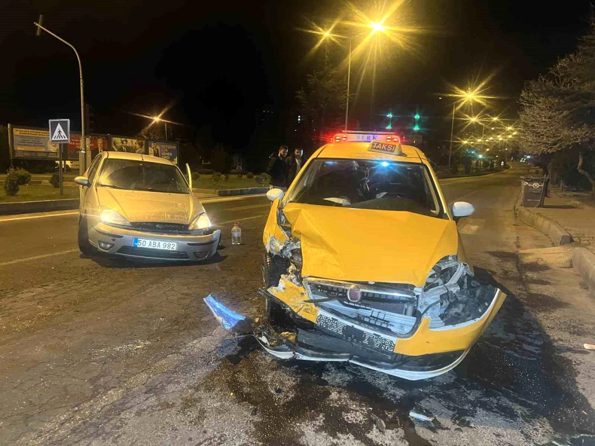 Nevşehir\'de ticari taksi ile otomobil çarpıştı: 3 yaralı