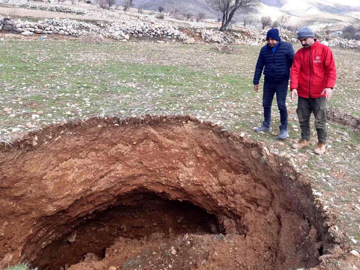Nurhak\'ta deprem sonrası obruklar oluşmaya başladı