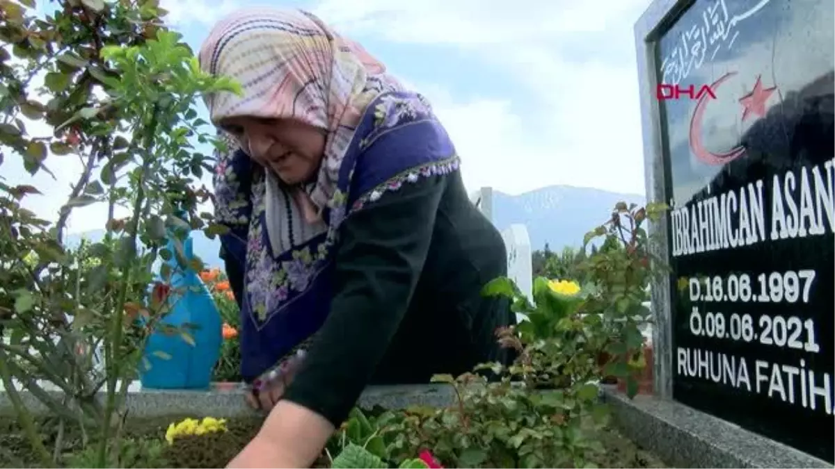 OĞLUNUN KATİLİNE VERİLEN CEZAYI, MEZARI BAŞINDA AĞLAYARAK OKUDU