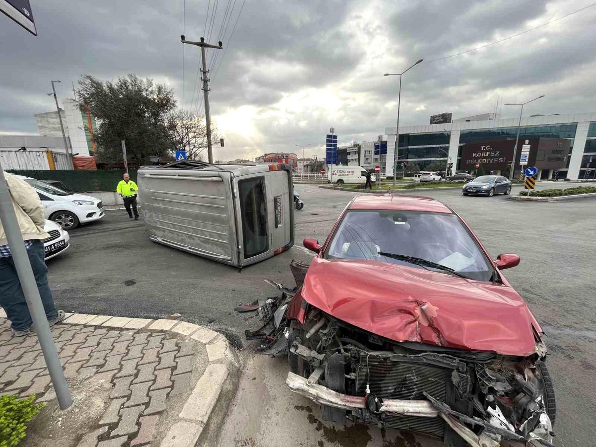 Otomobil ile çarpışan minibüs yan yattı: 1 yaralı