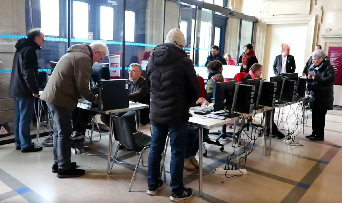 Paris\'te elektrikli scooter kullanımı için referandum düzenlendi