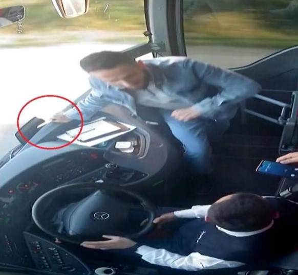 Samsun'da hareketli dakikalar: Yolcu otobüsünde kaptanı bıçakla rehin alıp aracı kaçırdı