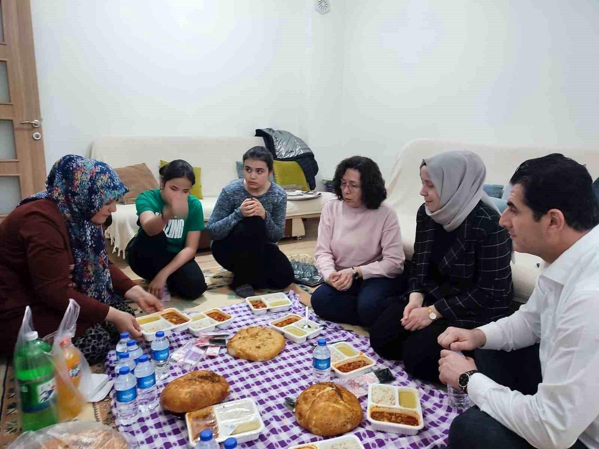 AK Partili Güngör depremzede aileyle gönül sofrasında buluştu