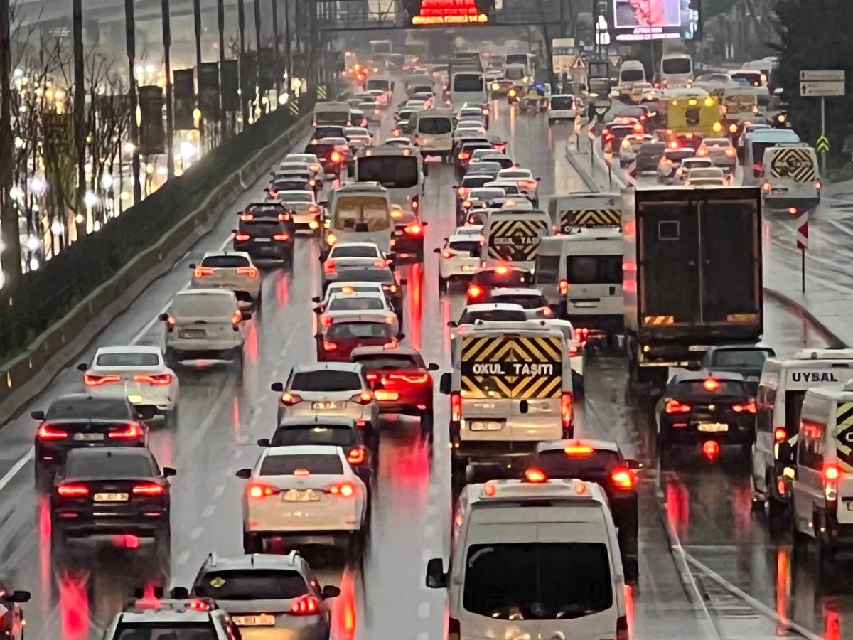 Anadolu Yakası\'nda yağmur sonrası trafik yoğunluğu yaşandı