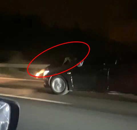 Anne, oğlu için kaput üstünde kilometrelerce yol gitti: Korku dolu anlar kameraya yansıdı