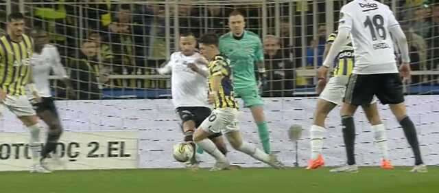 Artık 'Türkiye'nin Arda'sı' değil! Derbide yaptığı hareket sonrası linç edildi Artık 'Türkiye'nin Arda'sı' değil! Derbide yaptığı hareket sonrası linç edildi