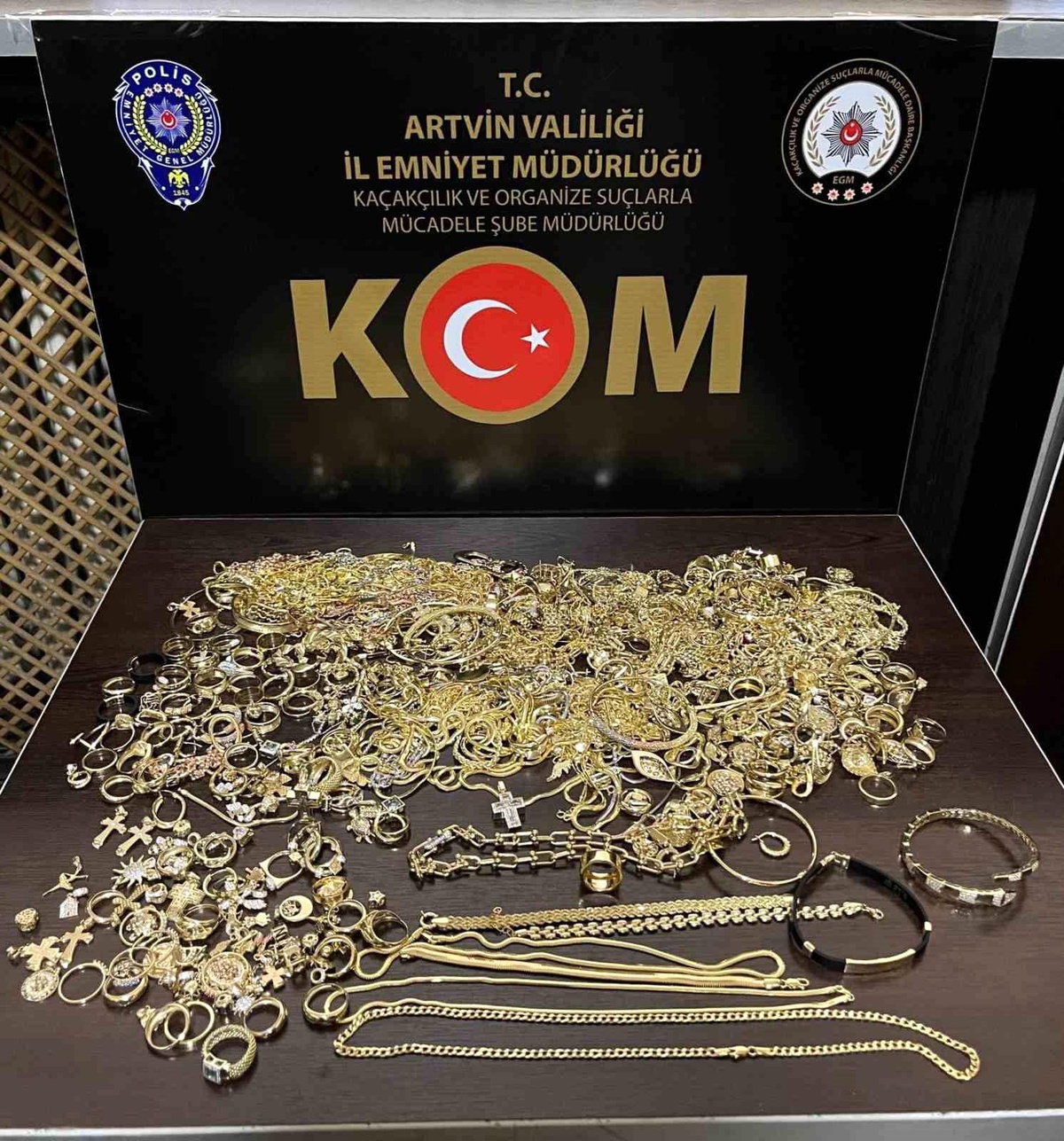 Artvin\'de gümrük kaçağı altın ziynet eşyaları ele geçirildi