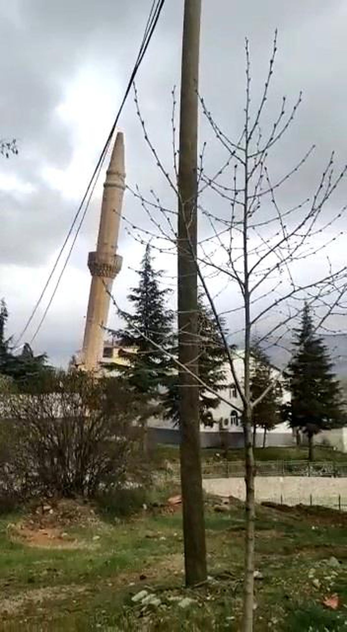 Depremde hasar gören cami minaresi kontrollü yıkıldı