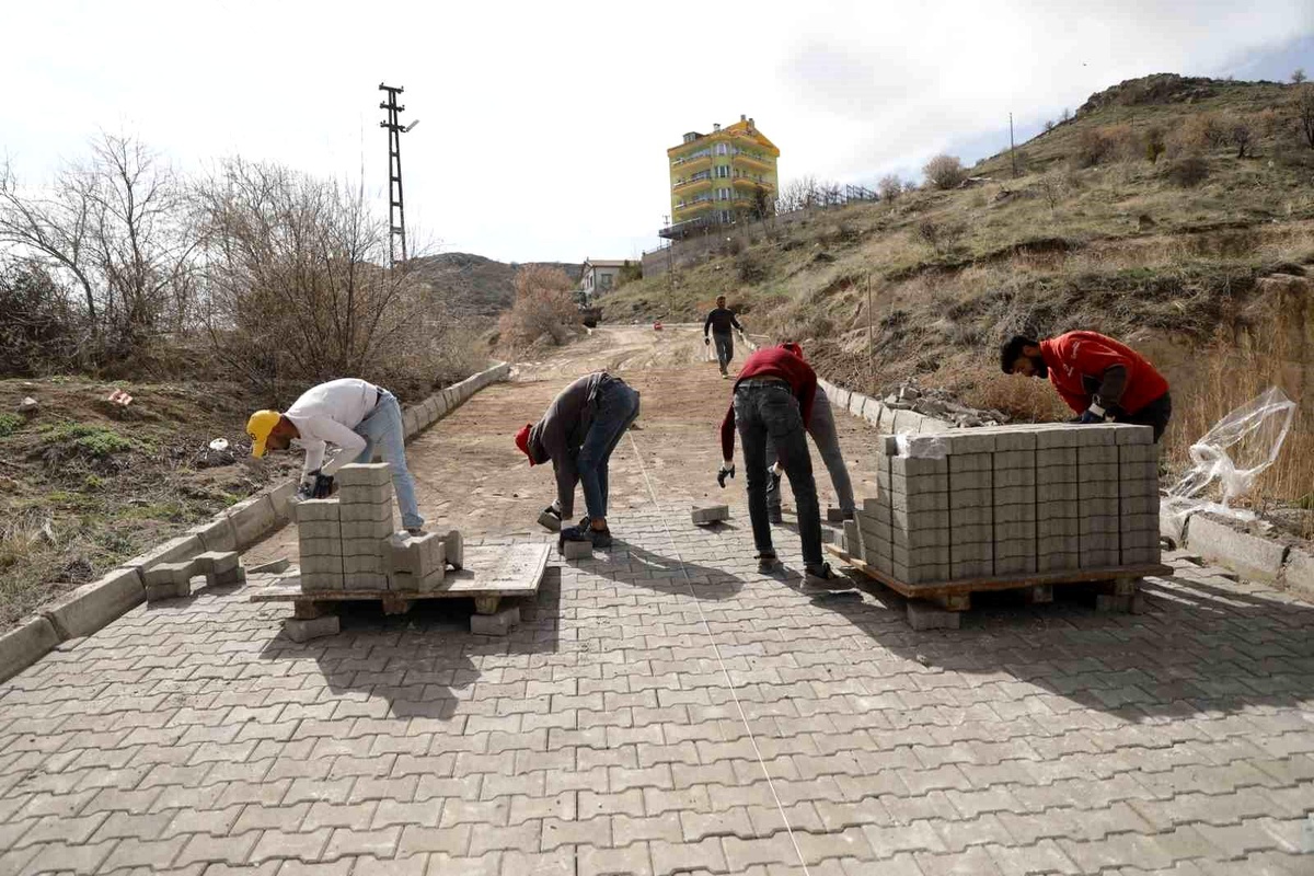 Esentepe mahallesinde yol yenileme çalışmaları başladı
