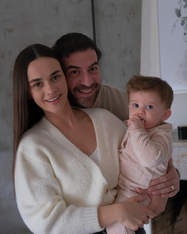 Hande Soral ve İsmail Demirci çifti ilk kez bebeklerinin yüzünü gösterdi
