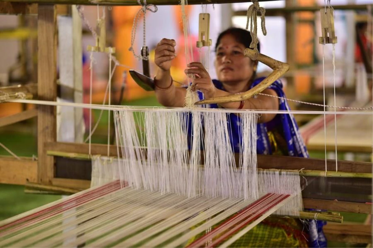 Hindistan\'da Kadınlar Geleneksel "Peşkir" Sanatını Devam Ettiriyor