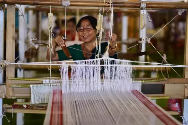 Hindistan'da Kadınlar Geleneksel Peşkir Sanatını Devam Ettiriyor