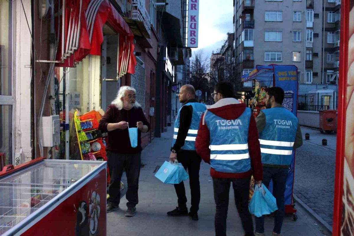 \'İftara Beş Kala\' programında vatandaşlara hurma ve su ikram edildi