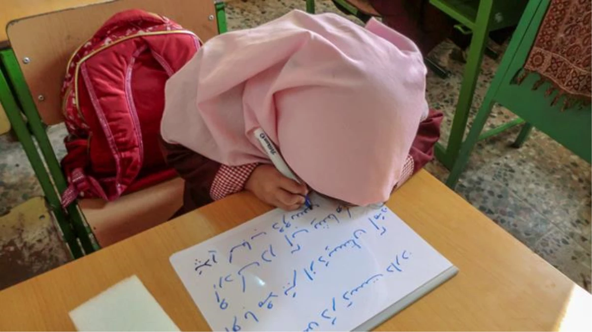 İran\'da skandal karar! Zorunlu başörtüsü kuralına uymayan öğrencilere eğitim verilmeyecek
