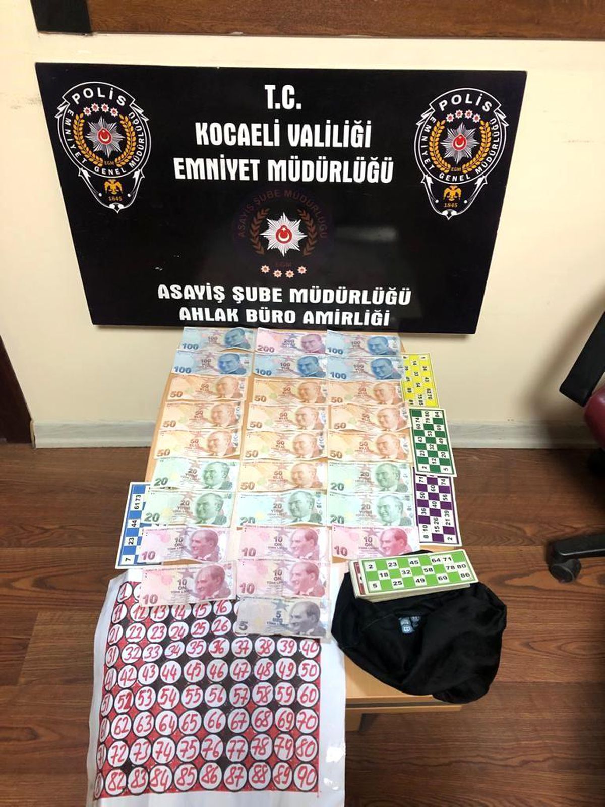 İş yerinde kumar oynatırken yakalandı, toplanan bin 365 TL\'ye el konuldu