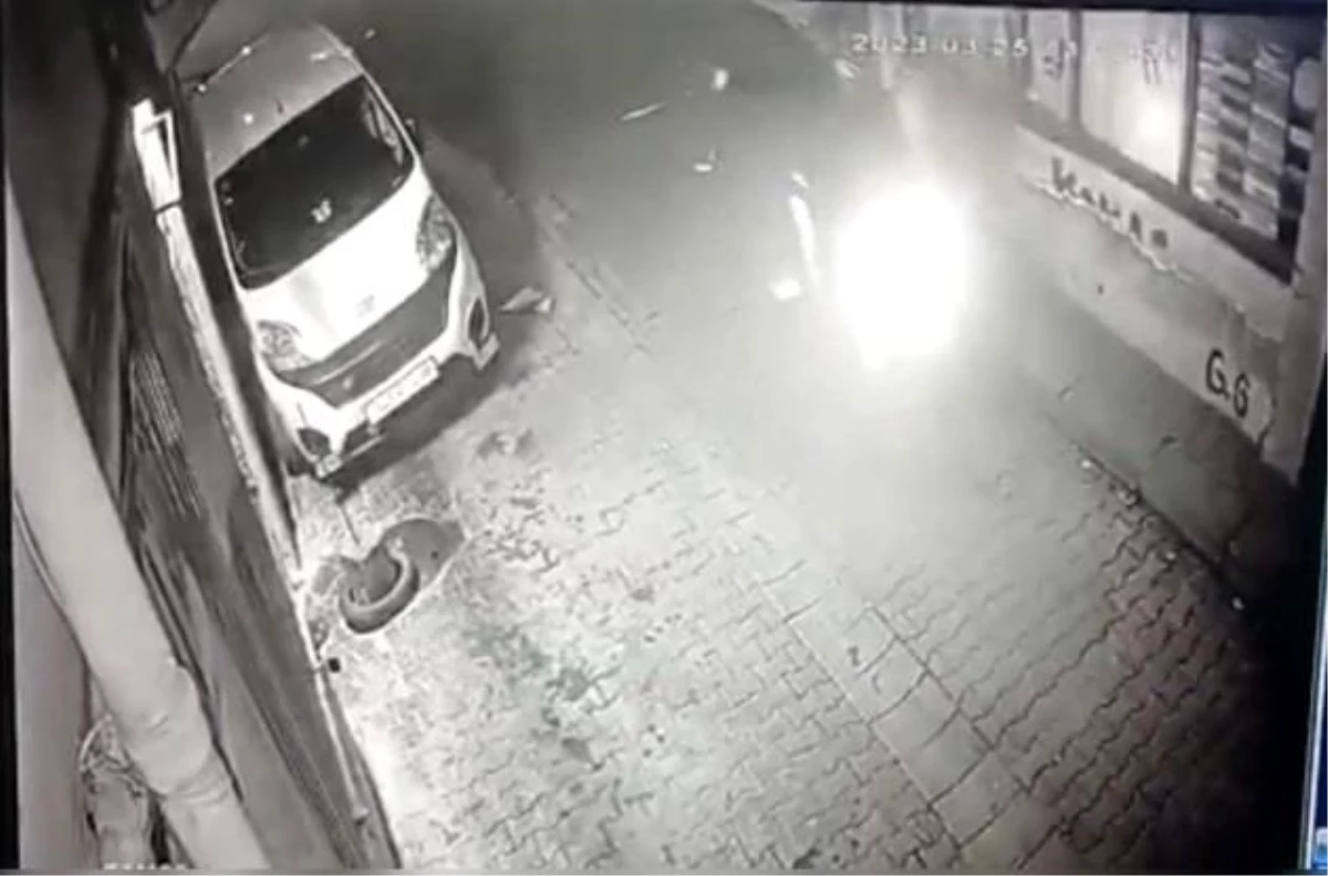İstanbul\'da dehşet anları kamerada: Motosikletini yakıp, iş yerini kurşunladılar